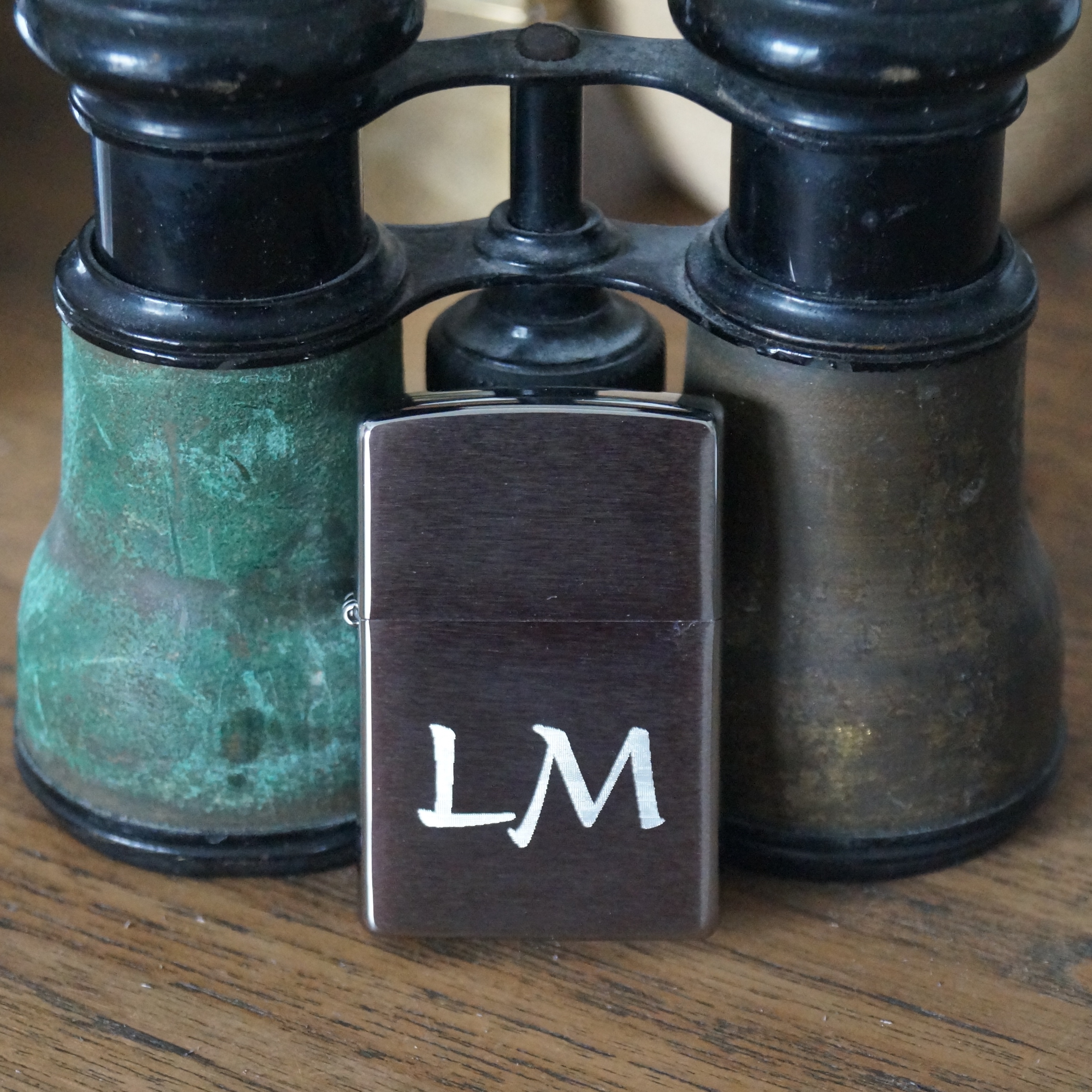 Gravírovaný monogram na středu Zippo zapalovače